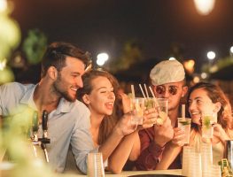 Convidar ou não convidar colegas de trabalho? Eis a saia justa…   