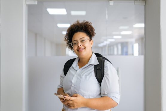 Jovem profissional em seu primeiro emprego.