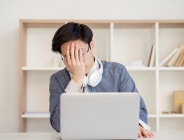 Abaixo ou a baixo? 14 erros de português comuns no trabalho