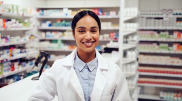 Raia Drogasil contrata: maior rede de farmácias do Brasil tem 800 vagas abertas