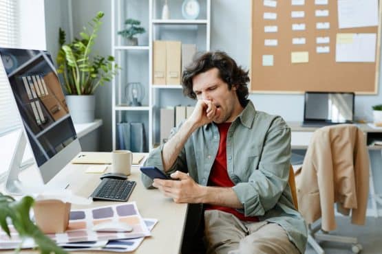 Imagem de um homem procrastinando no trabalho