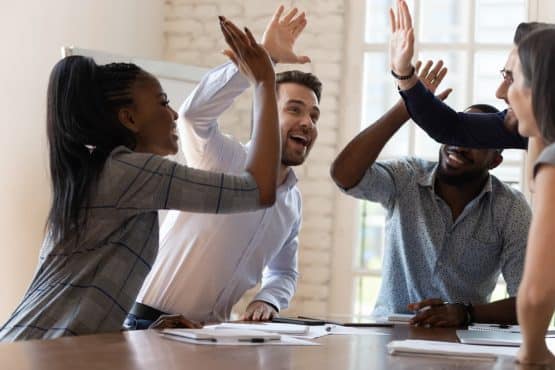 Colegas de trabalho comemorando juntos na empresa