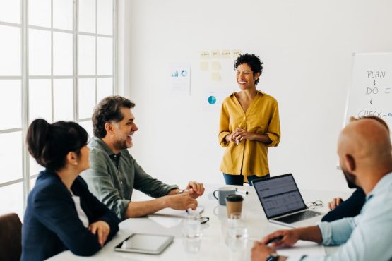 Equipe tendo uma discussão em uma sala de reuniões