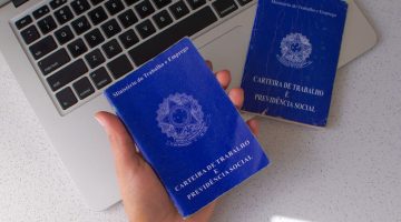O que é trabalhar de CLT? Entenda como funciona a famosa ‘carteira assinada’