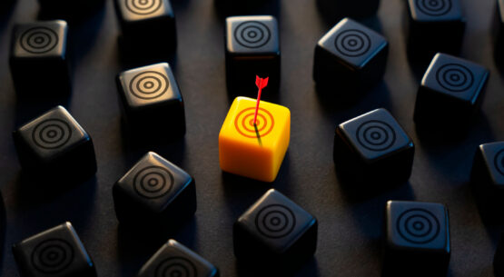 dado amarelo com um dardo se destacando entre os outros dados pretos