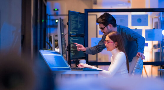 mulher e homem no escritório usando computador